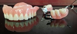 Les prothèses dentaires amovibles complètes et partielles